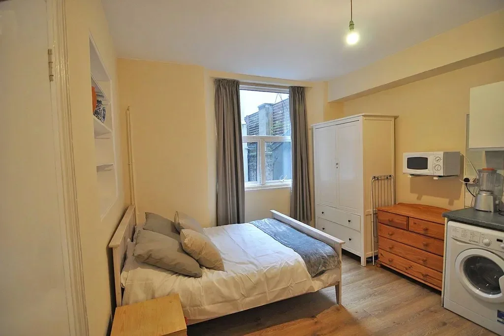 Flat Cheniston Gardens in Greater London