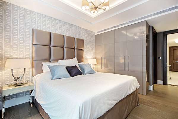 Flat Kensington High Street in Greater London