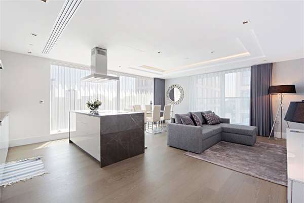 Flat Kensington High Street in Greater London