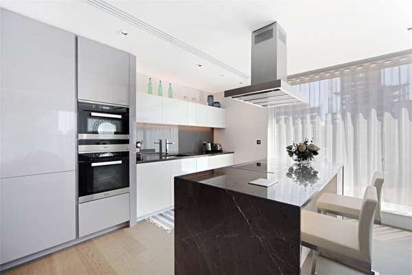 Flat Kensington High Street in Greater London