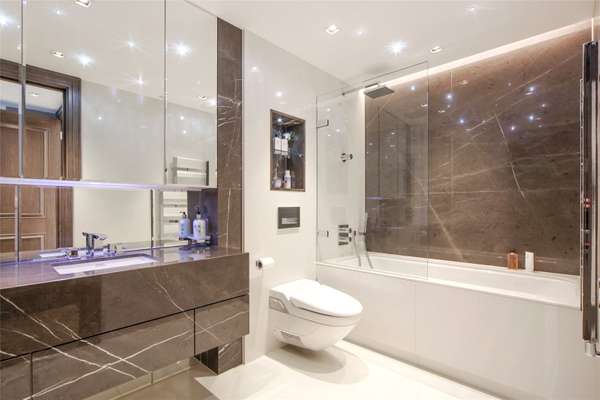 Flat Kensington High Street in Greater London