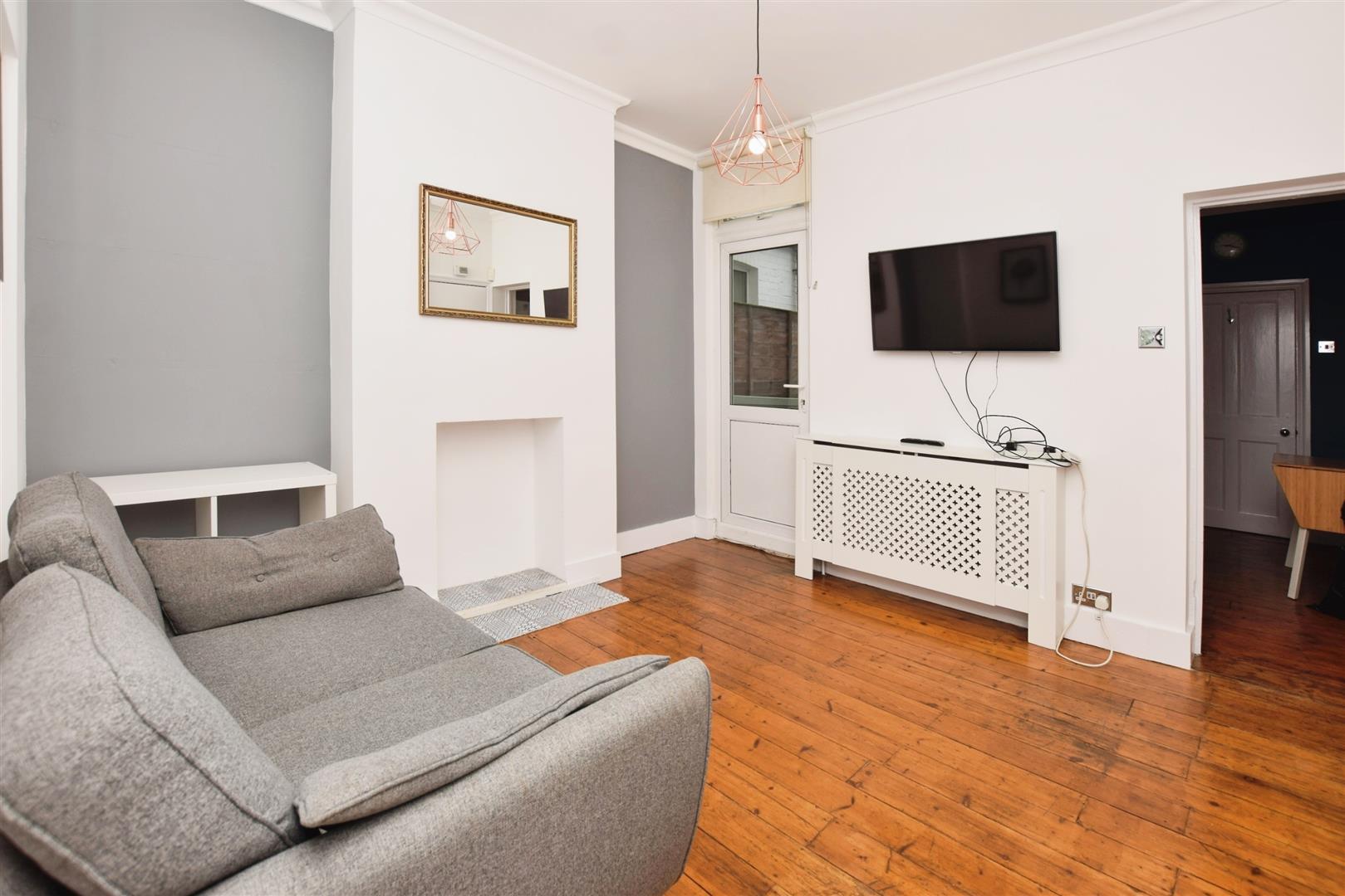 Flat Laburnum Road in Greater London