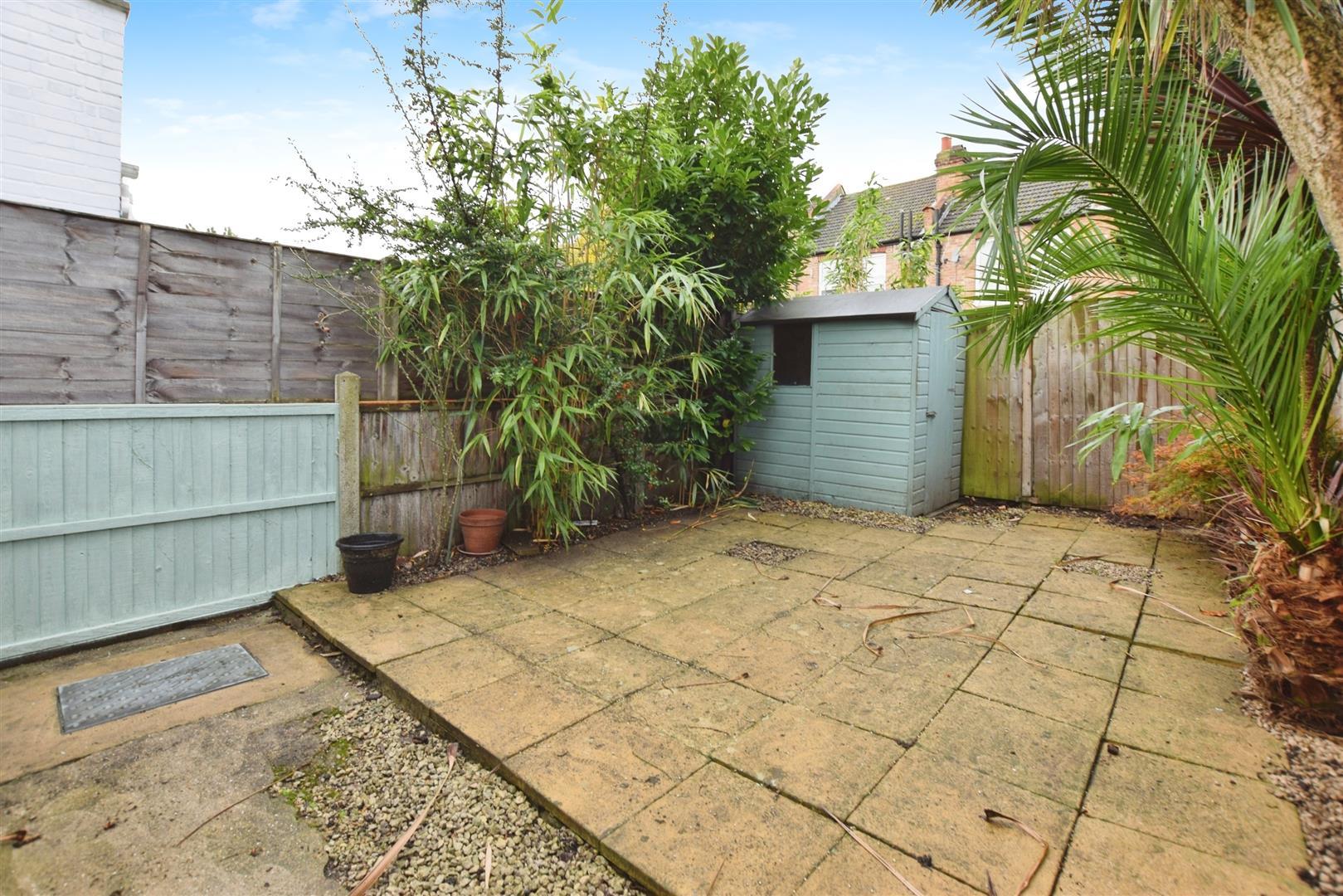 Flat Laburnum Road in Greater London