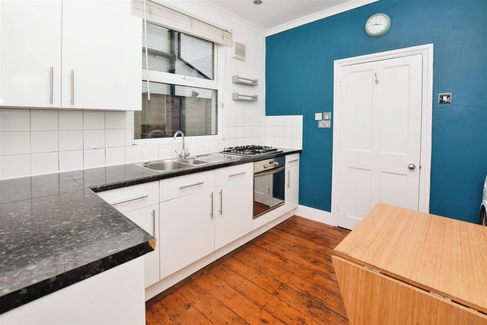 Flat Laburnum Road in Greater London