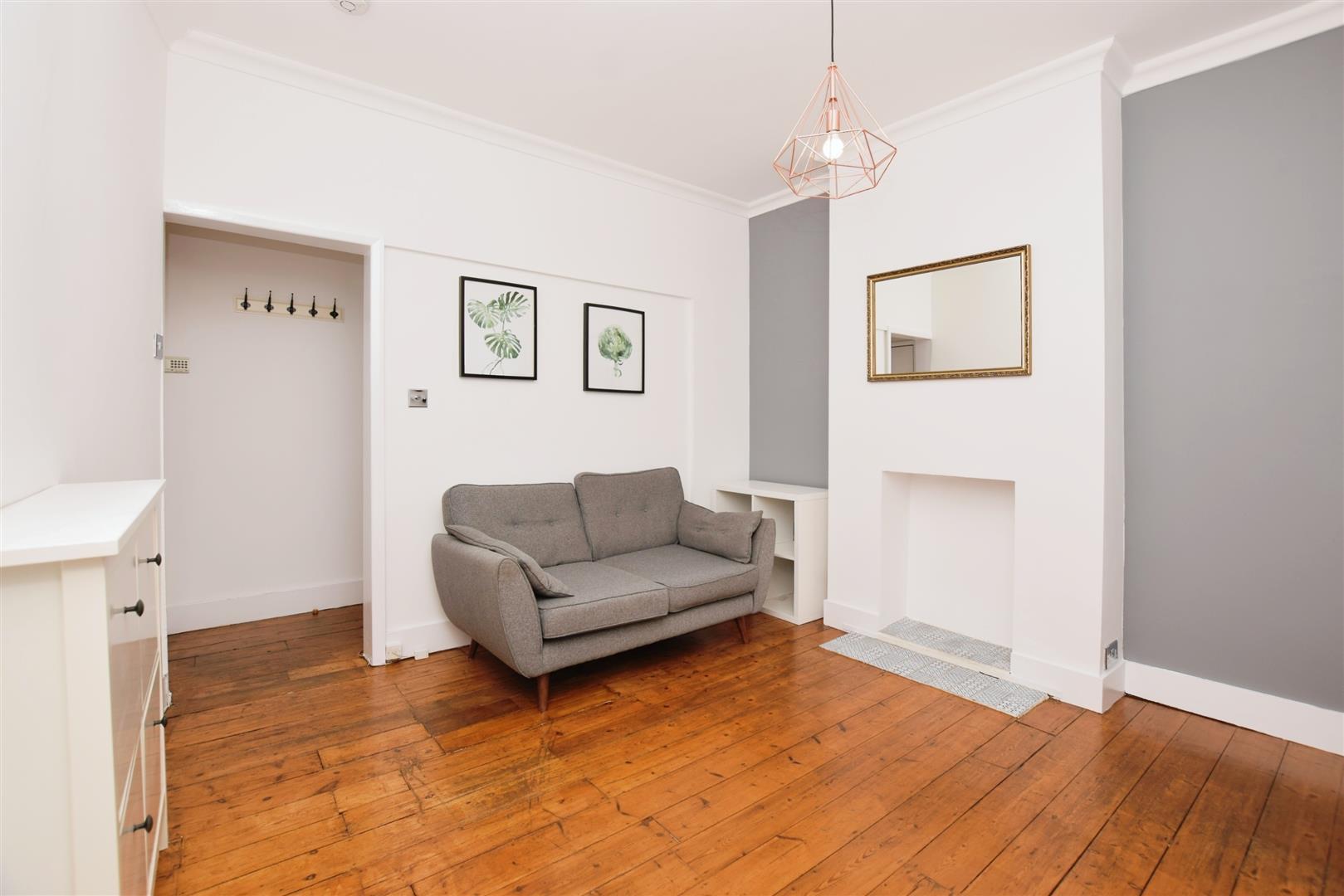 Flat Laburnum Road in Greater London