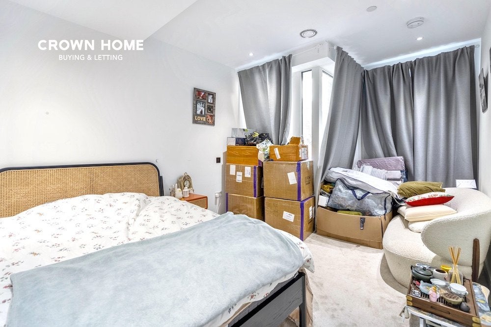 Flat Queen Caroline Street in Greater London