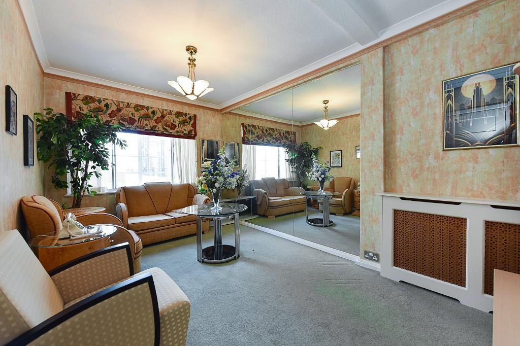 Flat Shepherds Bush Road in Greater London