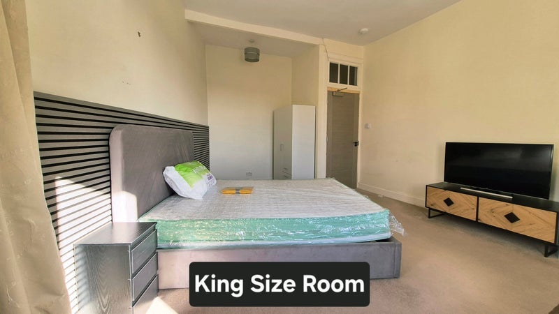 Room Kilbowie Road in Clydebank