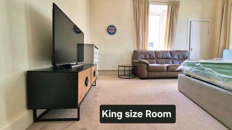 Room Kilbowie Road in Clydebank