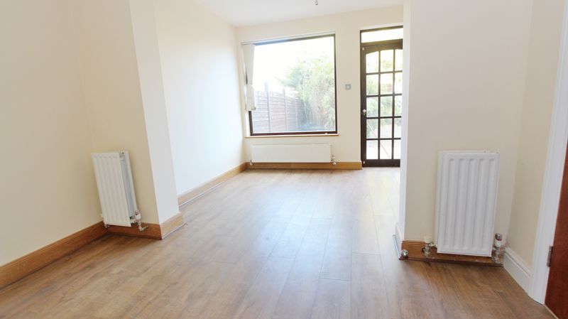 Flat Ripon Road in Greater London
