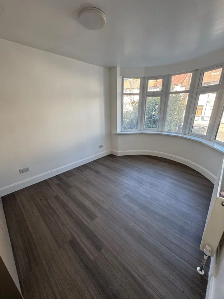 Flat Brentvale Avenue in Greater London
