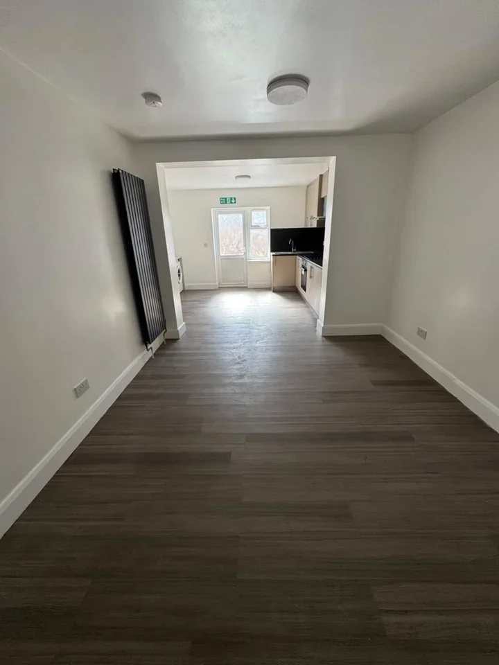 Flat Brentvale Avenue in Greater London