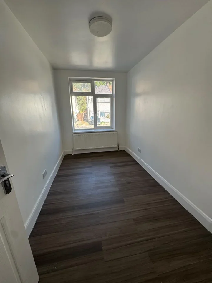 Flat Brentvale Avenue in Greater London