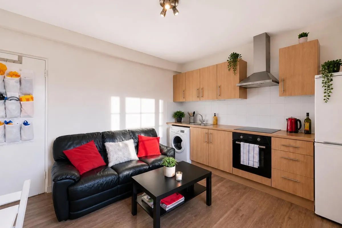Flat Clapham Crescent in Greater London