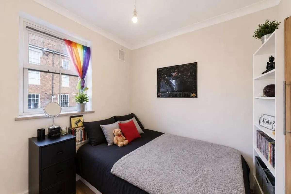 Flat Clapham Crescent in Greater London
