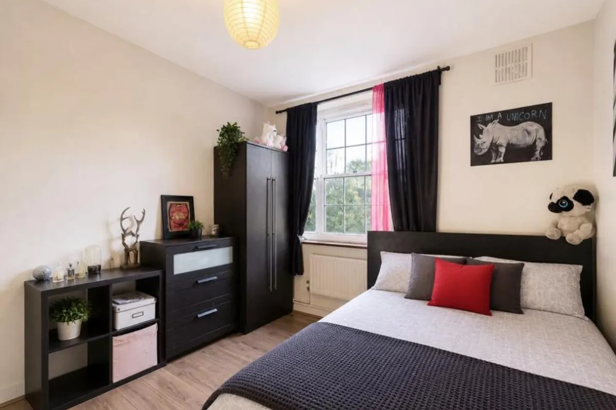 Flat Clapham Crescent in Greater London