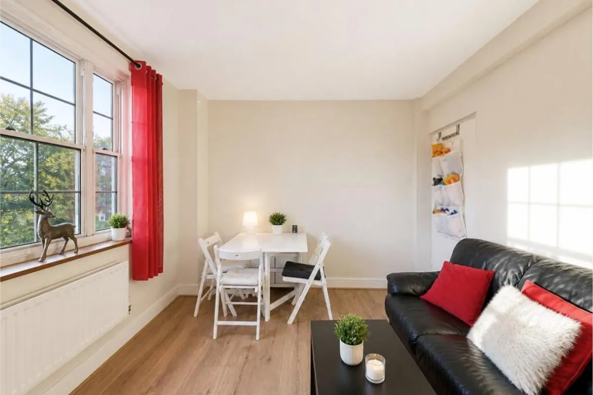 Flat Clapham Crescent in Greater London