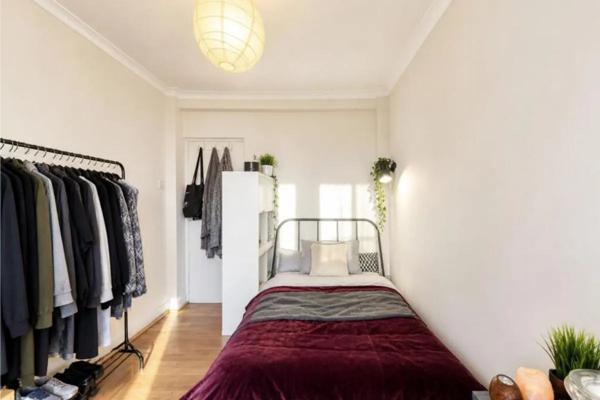 Flat Clapham Crescent in Greater London