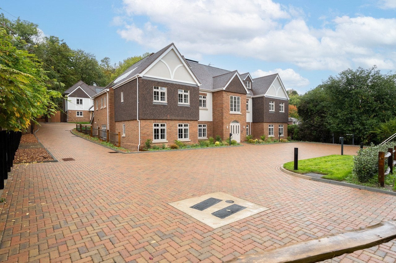 Flat Welcomes Road in Greater London
