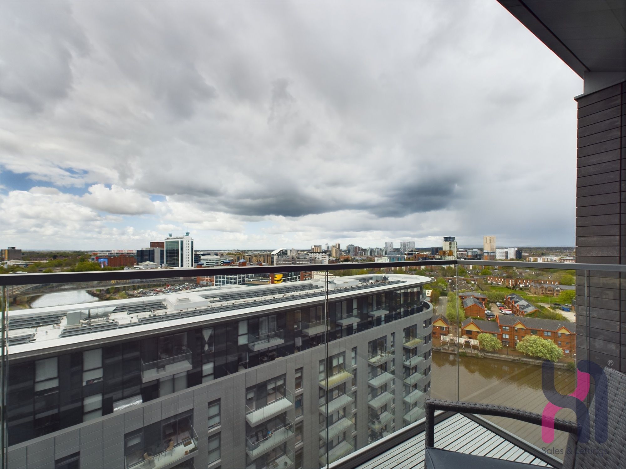 Flat Pomona Strand in Trafford