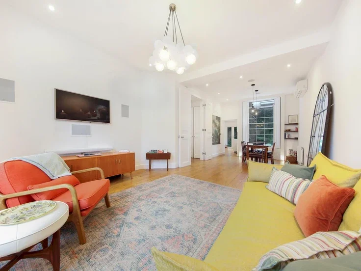 Flat Gloucester Avenue in Greater London