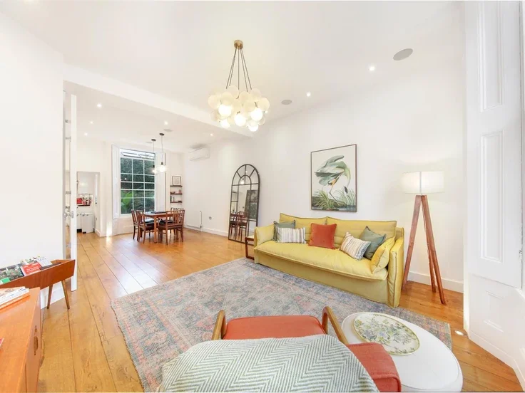 Flat Gloucester Avenue in Greater London