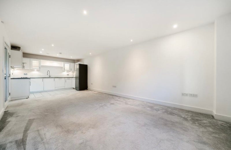 Flat Sherman Road in Greater London