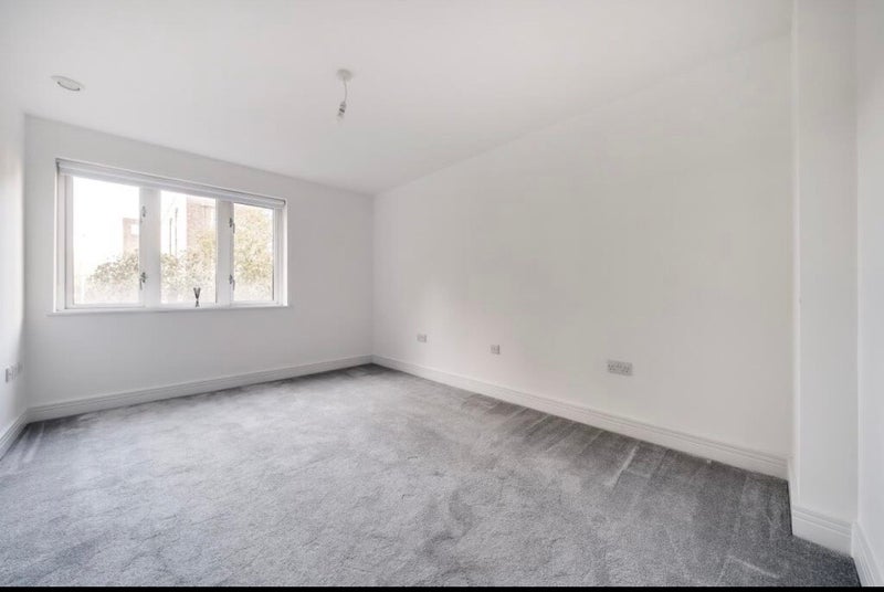 Flat Sherman Road in Greater London