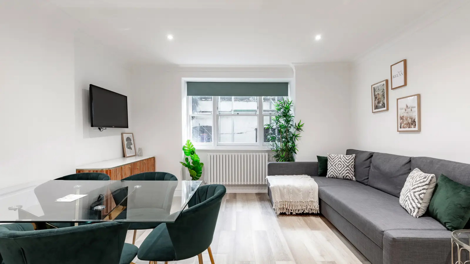Flat Spring Street in City of Westminster