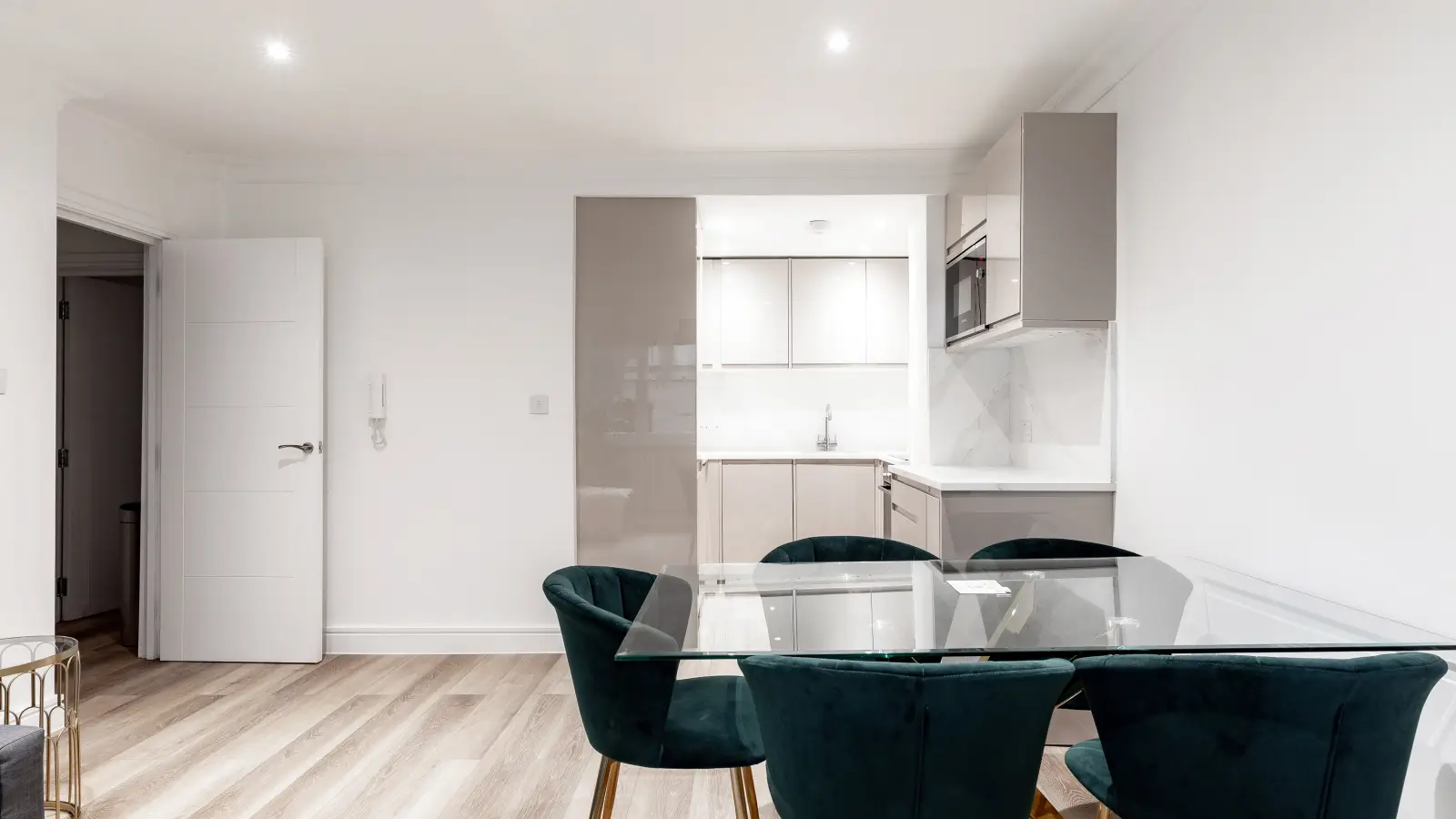 Flat Spring Street in City of Westminster