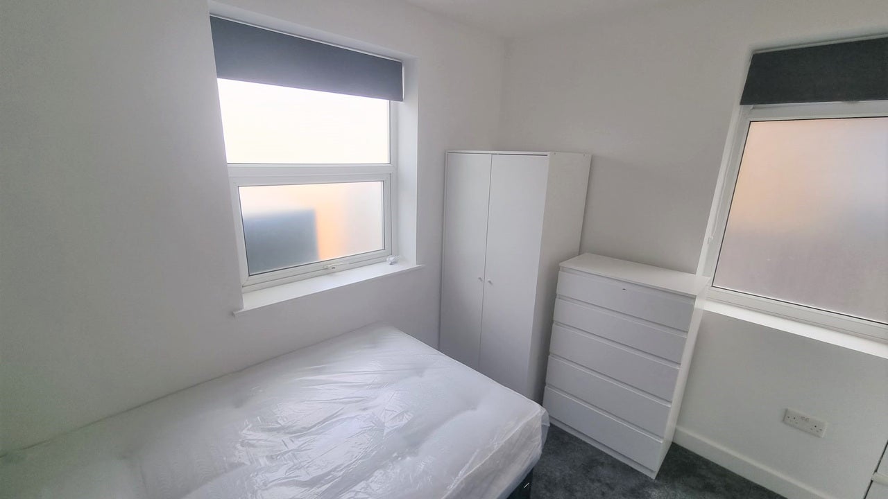 Room Ashburnham Road in Luton