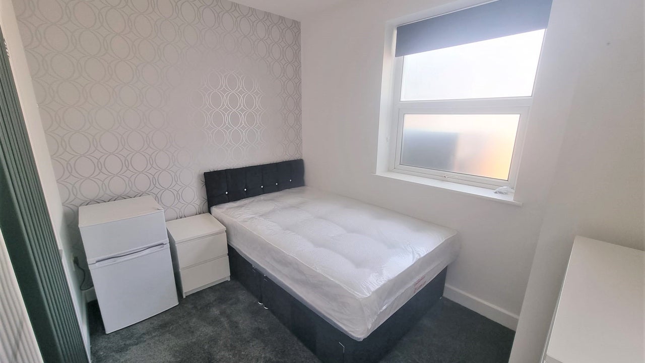 Room Ashburnham Road in Luton