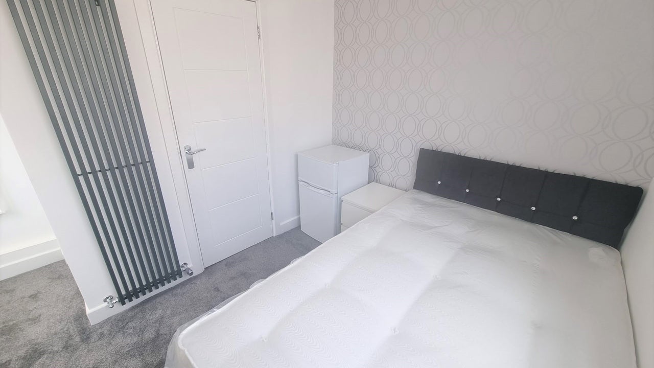 Room Ashburnham Road in Luton