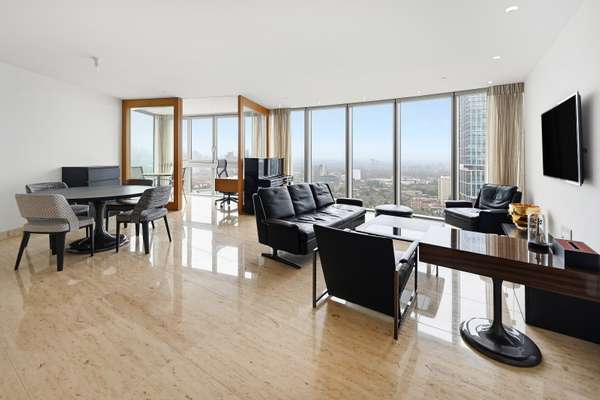 Flat Nine Elms Lane in Greater London