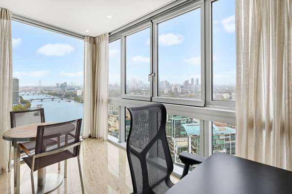 Flat Nine Elms Lane in Greater London