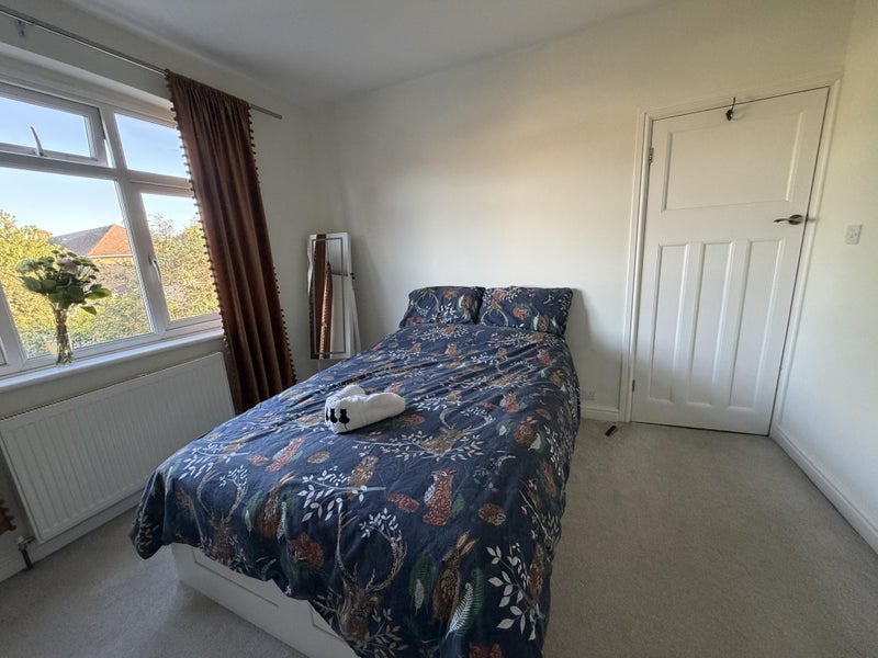 Room Stanley Road in Greater London