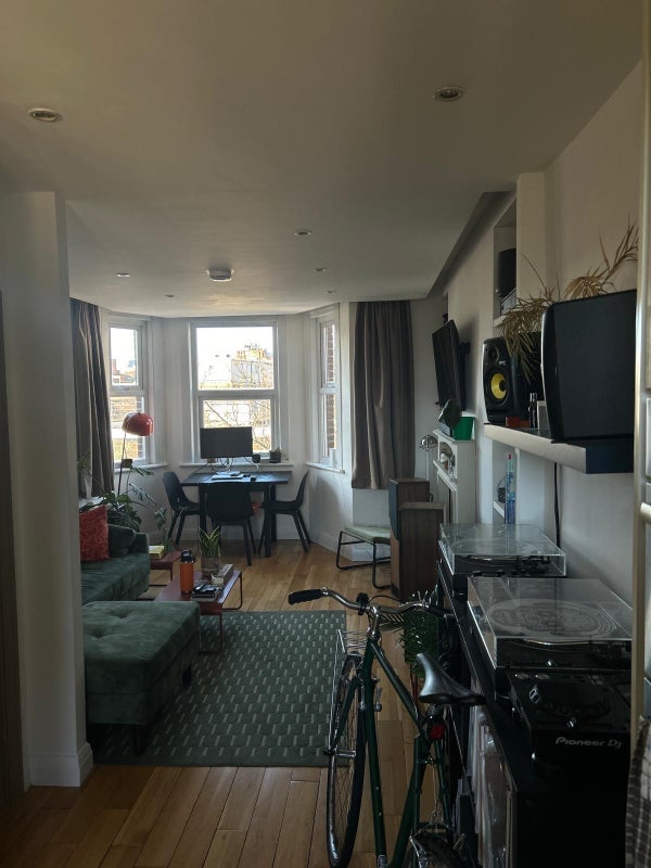 Flat Philpot Street in Greater London