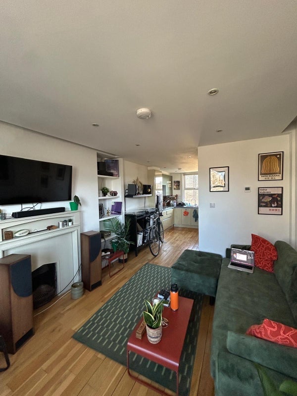 Flat Philpot Street in Greater London