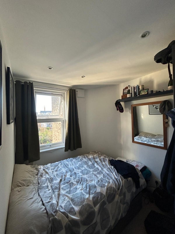 Flat Philpot Street in Greater London