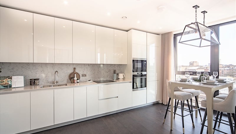 Flat Ponton Road in Greater London