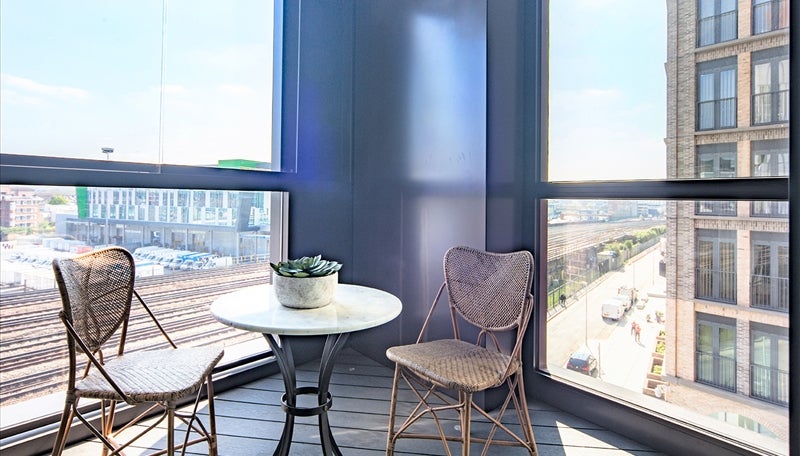 Flat Ponton Road in Greater London