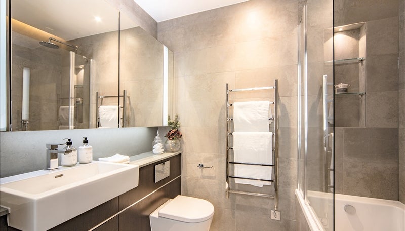 Flat Ponton Road in Greater London