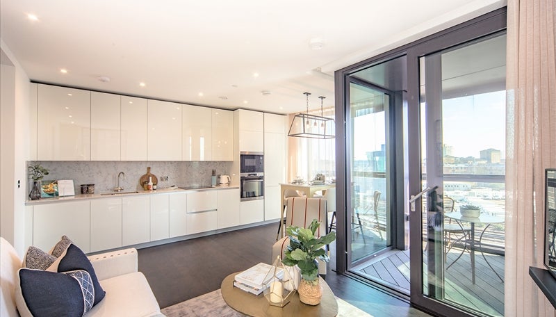 Flat Ponton Road in Greater London