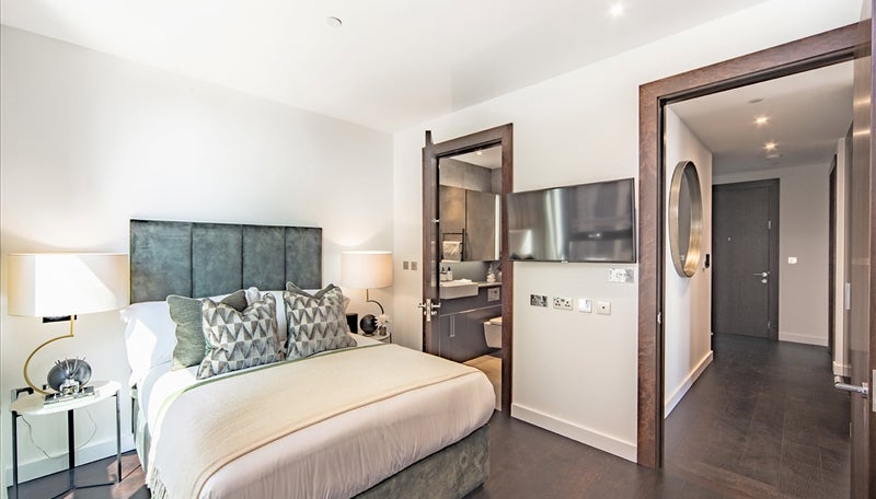 Flat Ponton Road in Greater London