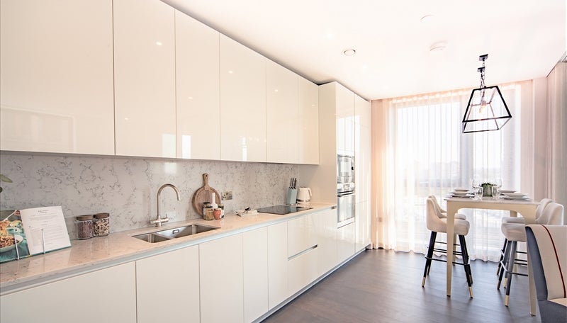 Flat Ponton Road in Greater London