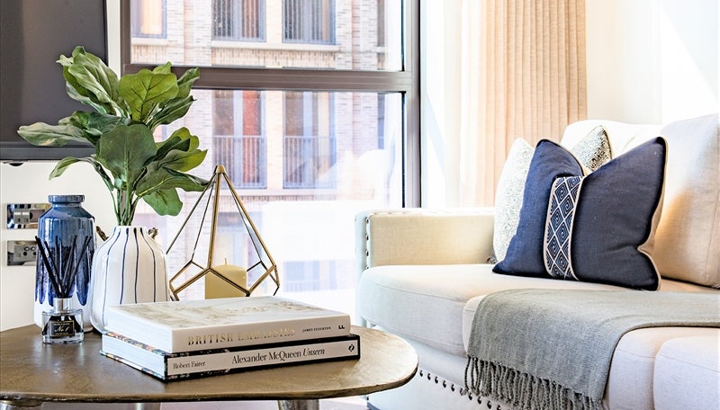 Flat Ponton Road in Greater London