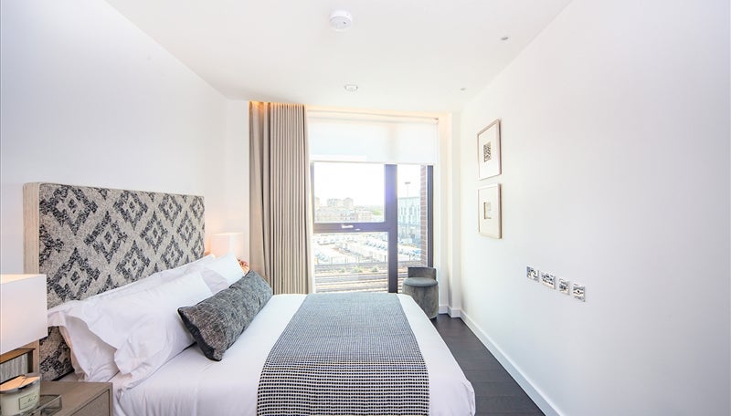 Flat Ponton Road in Greater London