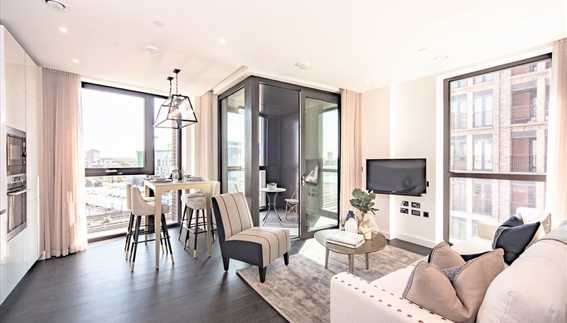 Flat Ponton Road in Greater London