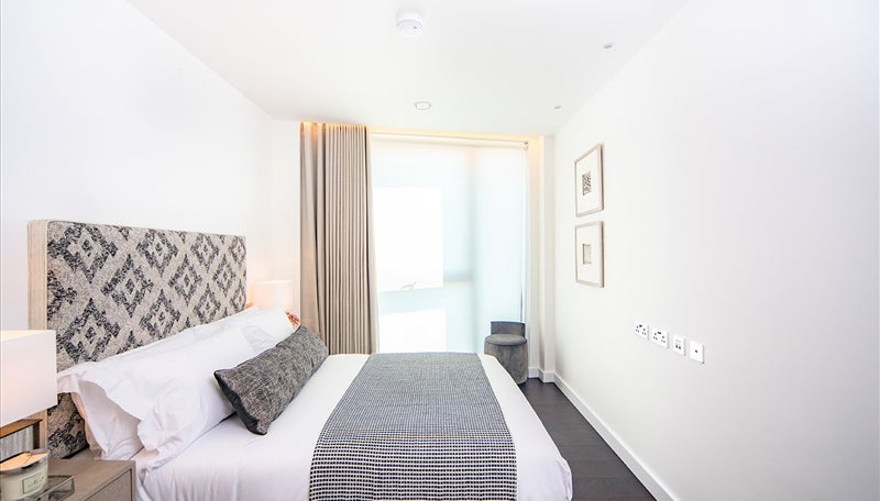 Flat Ponton Road in Greater London