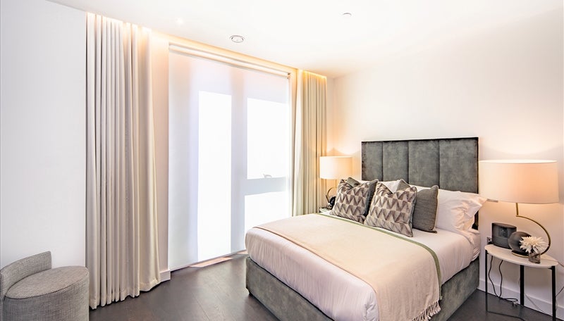 Flat Ponton Road in Greater London